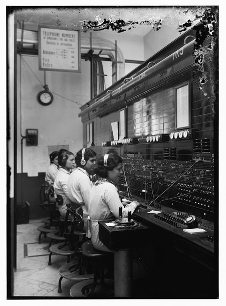 telephone-switchboard-in-50s